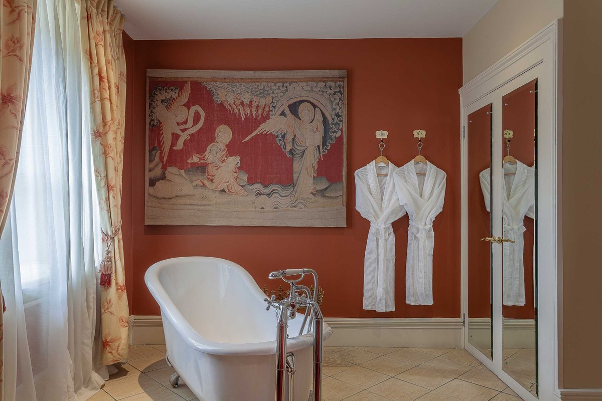 BallyseedeCastl's tweet photo. Fancy a night away from reality? Why not book a romantic getaway and stay in one of our grand castle bedrooms...such a treat! We also have family rooms if you want to bring the little ones! #CastleAccommodation #LuxuryBreak #DiscoverBallyseede https://t.co/lmG7XX3xth