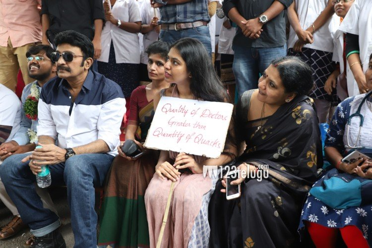 123telugu's tweet photo. Photos: #Rajasekhar at Dharna Chowk to support Junior Doctors

https://t.co/XTuQIxT1bg https://t.co/VoB5D1dY7N