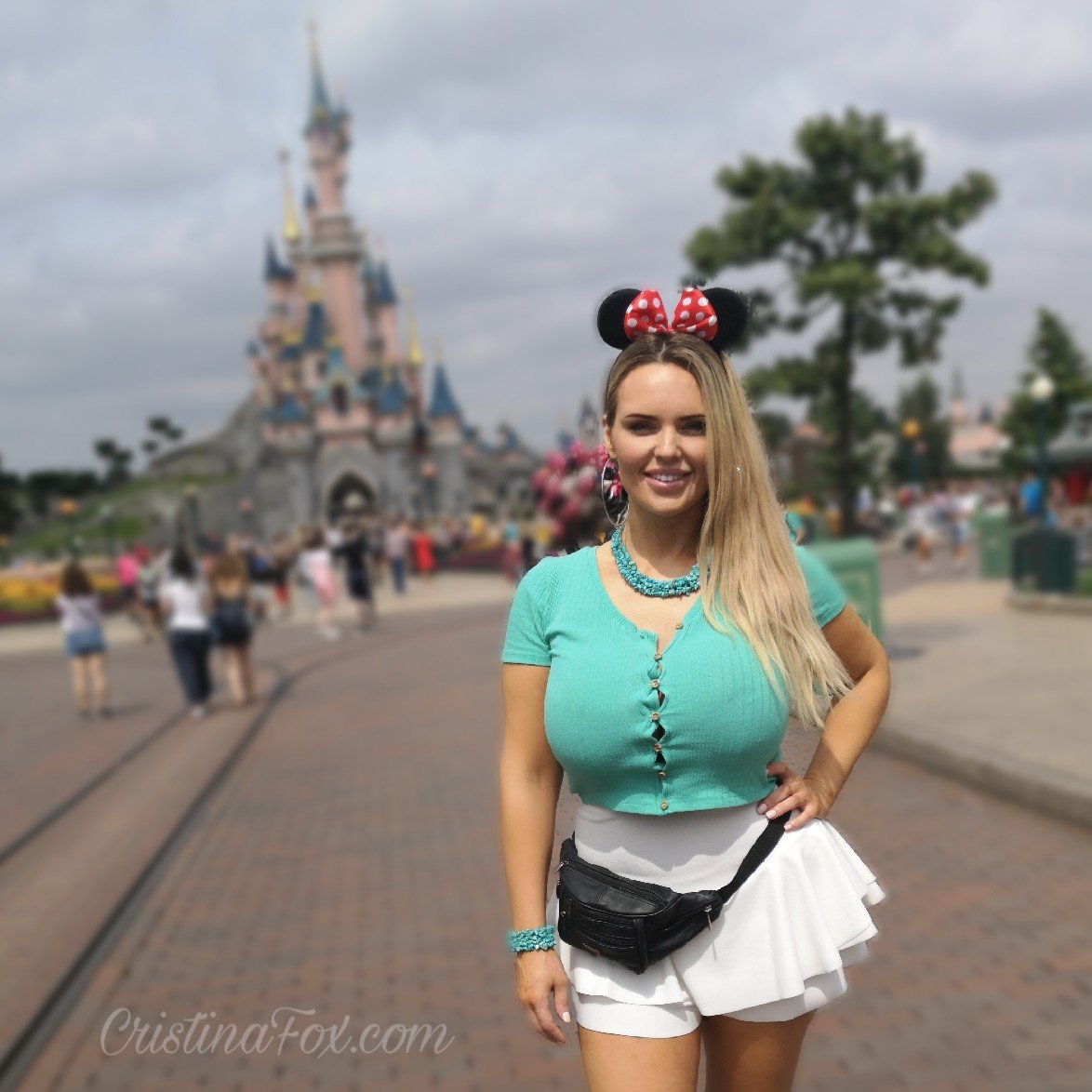 Cristina Fox B!0 FOR MORE STUFF on Twitter: “Fun in Disney! Said in my