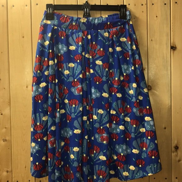 corinnersteele's tweet photo. So good I had to share! Check out all the items I'm loving on @Poshmarkapp #poshmark #fashion #style #shopmycloset #lularoe #nike #anthropologie: https://t.co/we4CnEqrwl https://t.co/jDOB92Arib