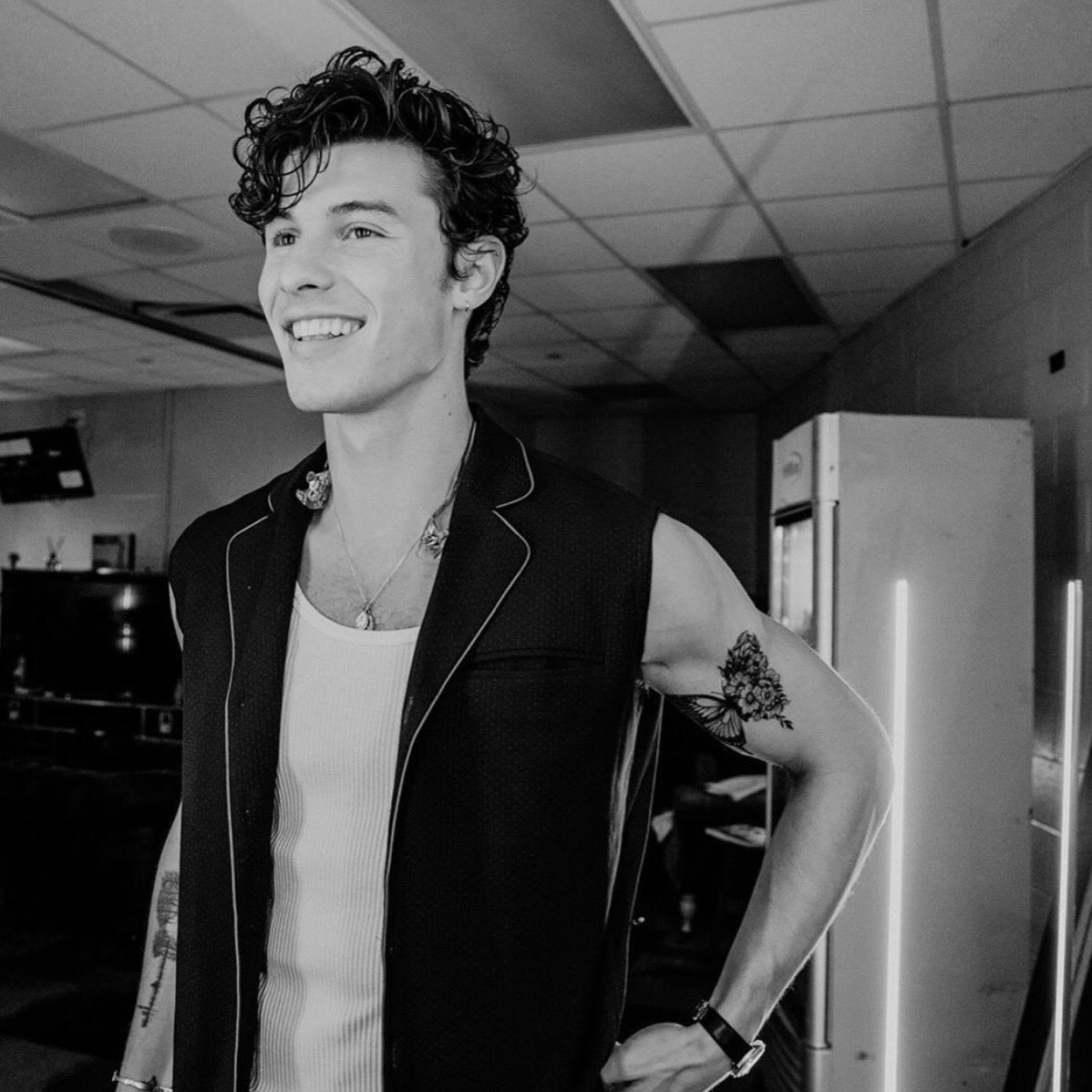 IslandRecords's tweet photo. HAPPY 21st BIRTHDAY @ShawnMendes 🎊🎉🎊 from your Island family! https://t.co/yYm0DSjycO