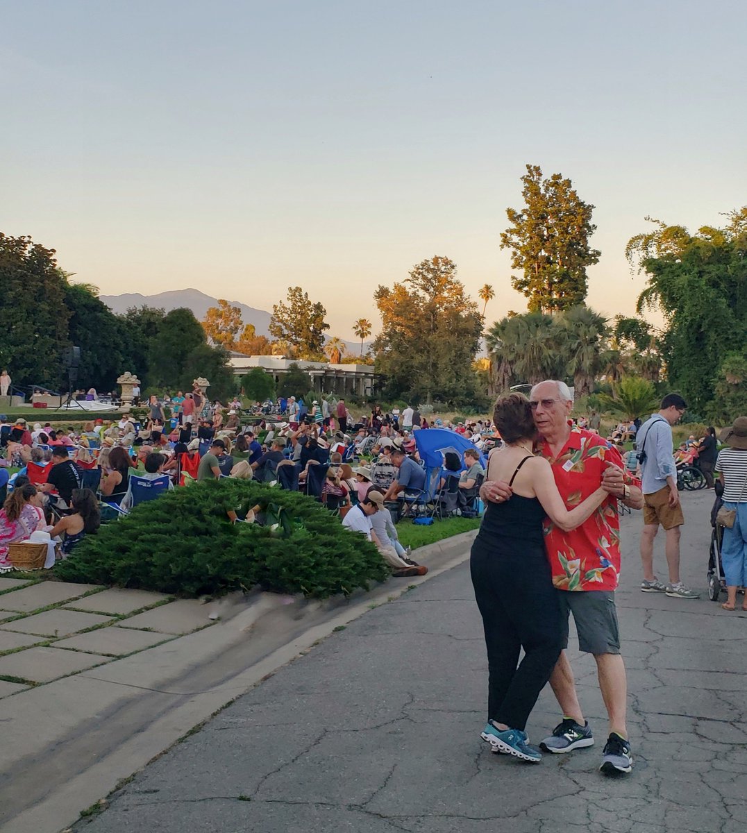 TheHuntington's tweet photo. It's a #HuntingtonMembers kind of wknd: 

Enjoy live music by The Fab 8 during our Members' Summer Evening this Sat. from 5:30-8pm (contributor level and above).🎶🥂

Stroll the gardens after hours on Sun. from 5:30-8pm (all members).🚶‍♀️🌄🚶‍♂️

More details: https://t.co/MrCUJsANHg https://t.co/EcJ0ZlUTmH