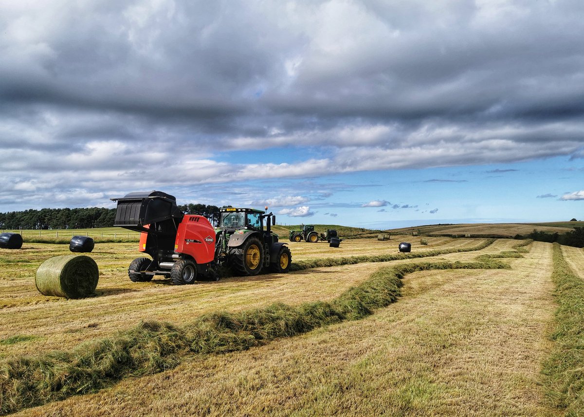 tony6290's tweet image. #Farm24 #JohnDeere #kuhnuk baling silage here in North Northumberland. Looks like the Rake man's been on the drink or iv upset him.