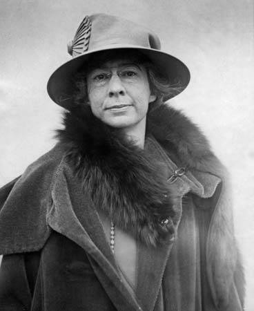 WomenRead's tweet image. "No one worth possessing can be quite possessed."

American lyric poet, Sara Teasdale was born #OnThisDay in 1884 #ReadMoreWomen