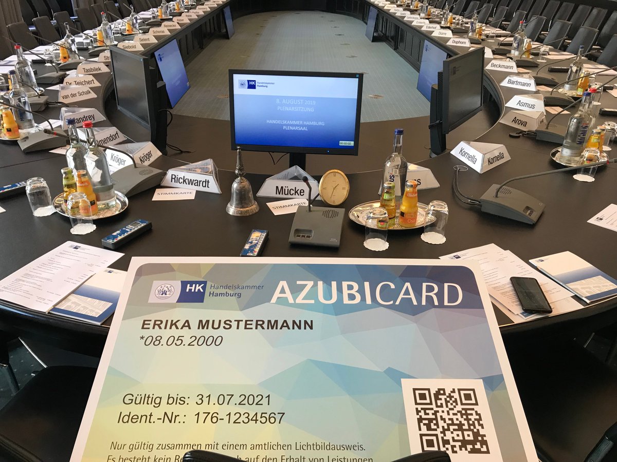 hkhamburg's tweet photo. #Azubis ab September mit eigenem Ausweis und vielen Vergünstigungen - #AzubiCard für Auszubildende bei der #hkhamburg dem #Plenum vorgestellt. Zur Meldung: https://t.co/SFA45DUonf https://t.co/9DooEa46VG