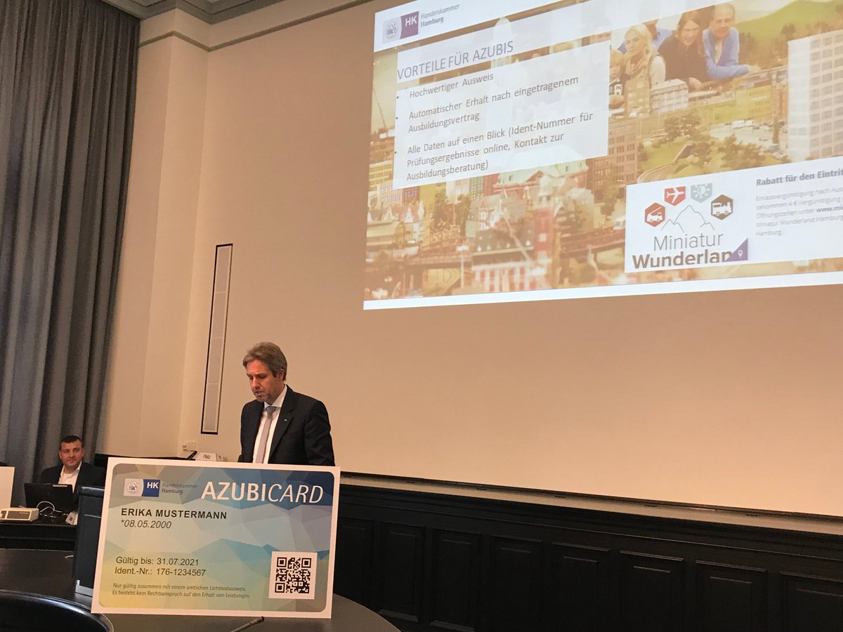 hkhamburg's tweet photo. #Azubis ab September mit eigenem Ausweis und vielen Vergünstigungen - #AzubiCard für Auszubildende bei der #hkhamburg dem #Plenum vorgestellt. Zur Meldung: https://t.co/SFA45DUonf https://t.co/9DooEa46VG