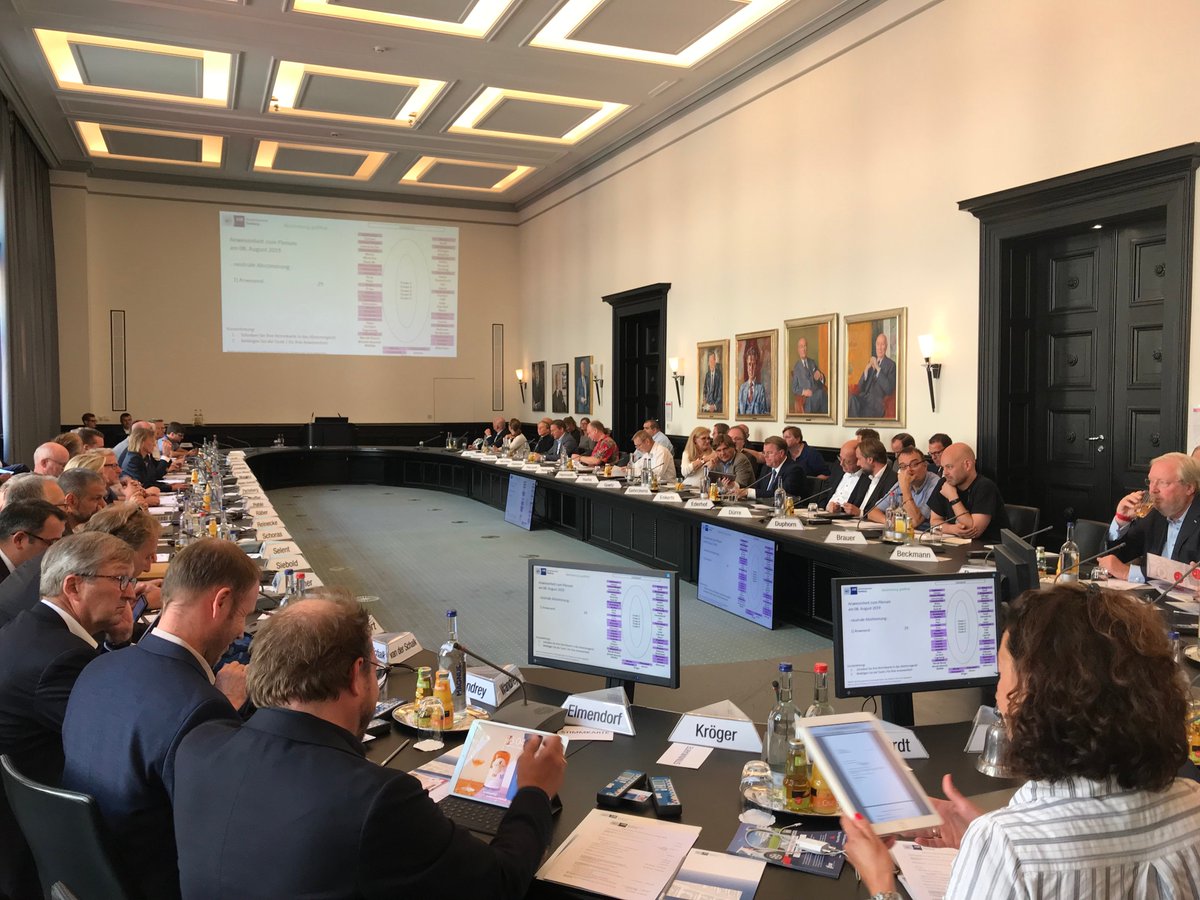 hkhamburg's tweet photo. #Azubis ab September mit eigenem Ausweis und vielen Vergünstigungen - #AzubiCard für Auszubildende bei der #hkhamburg dem #Plenum vorgestellt. Zur Meldung: https://t.co/SFA45DUonf https://t.co/9DooEa46VG