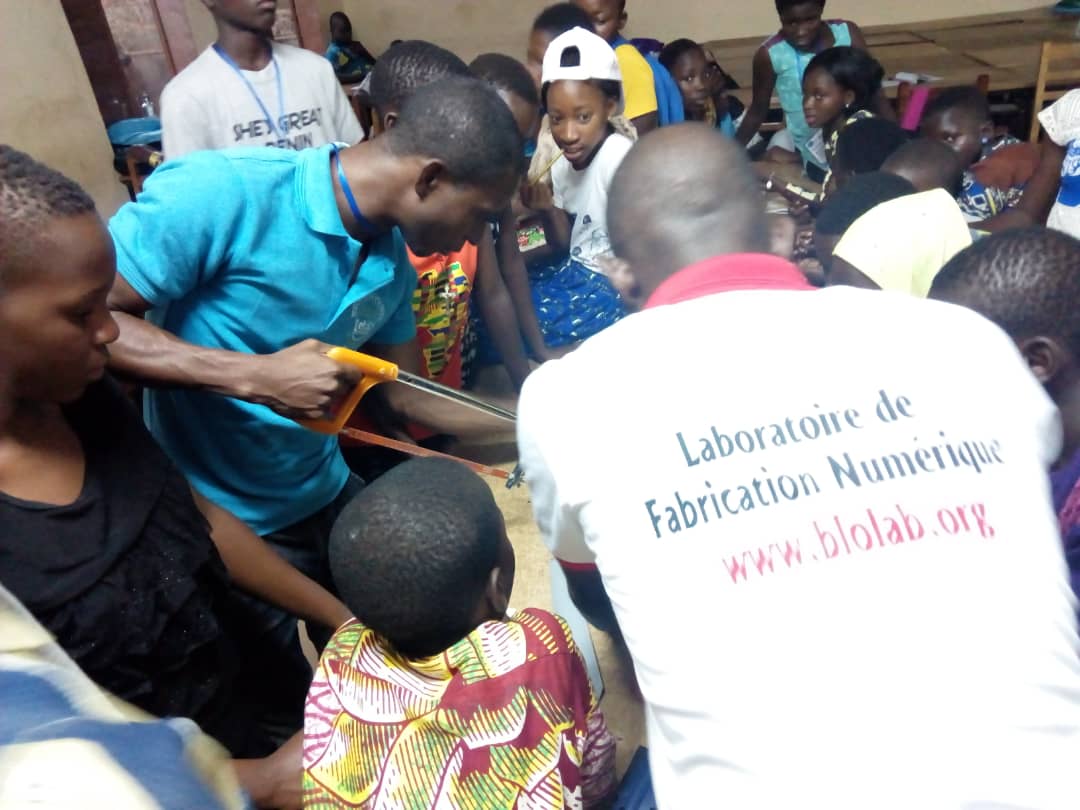 BLOLAB_BENIN's tweet photo. Nous sommes à #Parakou, au nord du #Bénin. Pendant 2 jours, au "She's Great Steam camp", nous animons au profit d'une cinquantaine de participants un atelier de fabrication et de construction participative d'#éoliennes #low_tech à partir de matériels recyclés. #BloLab #MakeAfrica https://t.co/FFi9ncn2ci