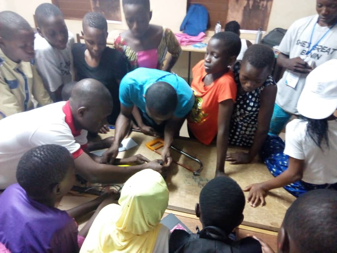 BLOLAB_BENIN's tweet photo. Nous sommes à #Parakou, au nord du #Bénin. Pendant 2 jours, au "She's Great Steam camp", nous animons au profit d'une cinquantaine de participants un atelier de fabrication et de construction participative d'#éoliennes #low_tech à partir de matériels recyclés. #BloLab #MakeAfrica https://t.co/FFi9ncn2ci
