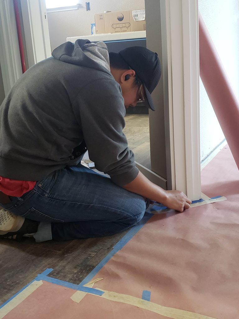 sachabitat's tweet photo. Today we're joined on the job site by @RedtailCRM for the first time! This awesome crew is helping out with landscaping, painting, baseboards, and prep for flooring. Thank you for your support! #togetherwebuild https://t.co/C0Tv12EFtc