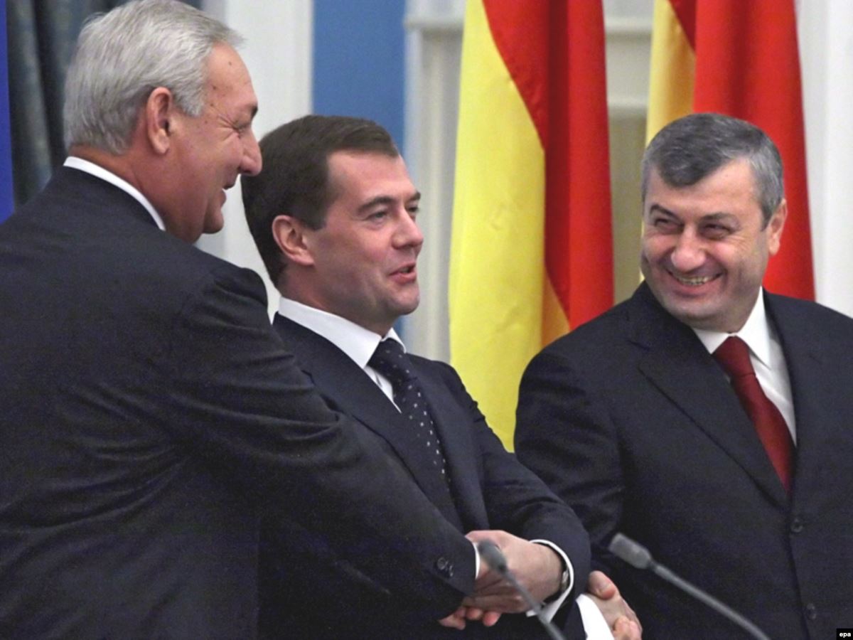 Осетия признала независимость. 26 Августа 2008 независимость Южной Осетии. Медведев 2008 Южная Осетия.