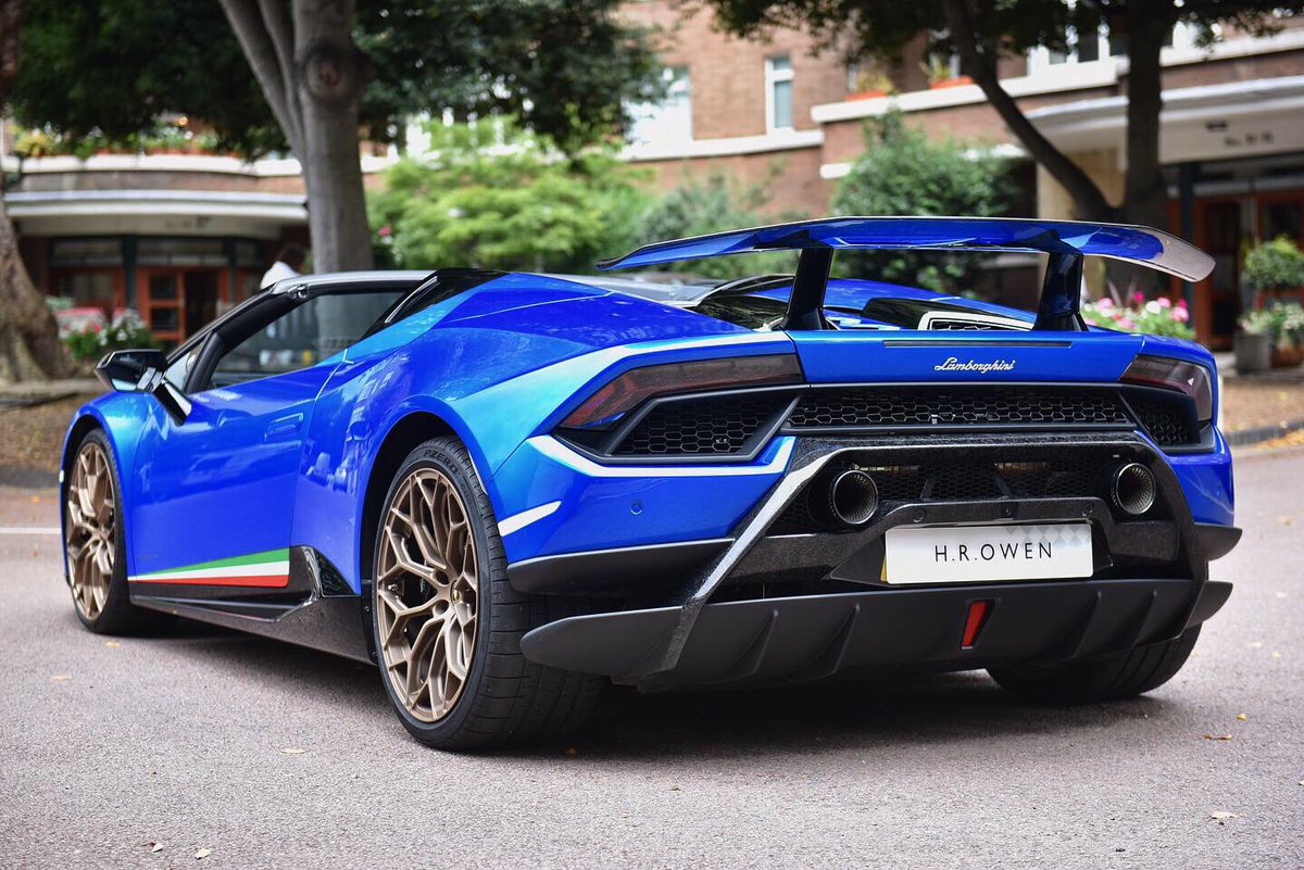 hrolamborghini's tweet photo. NEW STOCK ALERT 🚨Huracan Performante Spyder in Blu Wathys. Contact HR Owen Lamborghini for mor details 📞 #Lamborghini #Huracan #PerformanteSpyder #BluWathys #VividTechnology https://t.co/qAWtOYntVw