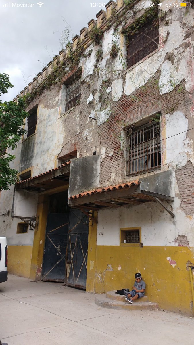 ConradoBuzzi's tweet photo. estaba al pedo viendo fotos de la carcel de caseros por google maps , donde se graba el marginal y me encontré con el más picante del condado escuchando unos temones antes de grabar. https://t.co/feJtUnlLbU
