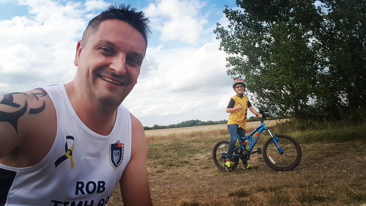 GilleyRob321's tweet photo. Out and about keeping physically and mentally fit #FatherAndSon #keepingkidsfit #paramedic #thisismyhand @juleslockett06 @Jojo_research @runners_blue @blacksladder @dads_running @ParamedicsUK @samaritans @MindCharity @OxfordSams @ReadingSams @Faye_Mc82 @JACKfmOxford @suebakerTTC https://t.co/yaEVao8uSN