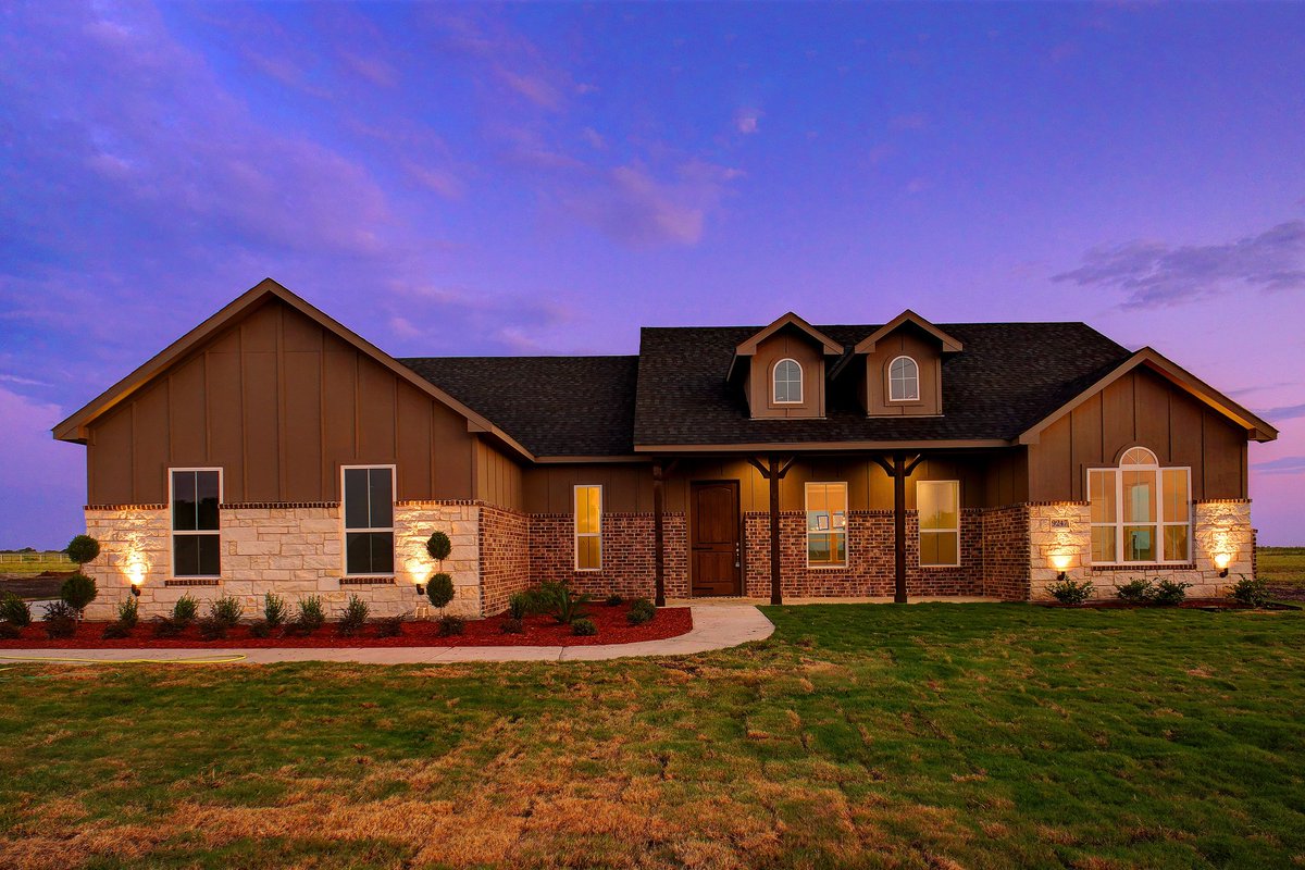 CozRob's tweet image. We love the little touches of purple and pink that twilight brings. Let potentially buyers fall in love with your listing too!
.
📸: @CozRob 
.
#professionalphotography #realestatephotography #realestate #twilight #twilightphotography #dfwrealestate #dfwrealtor #newconstruction