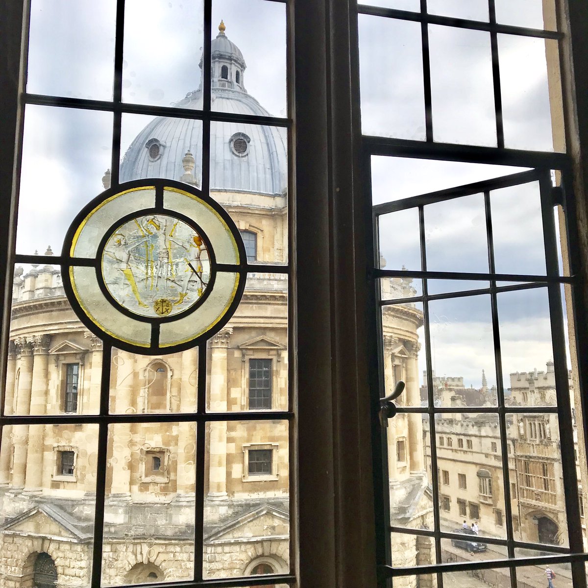 CleoHanaway's tweet photo. I donβt think Iβll ever tire of this view. #bodlieanlibrary #radcliffecamera #upperreadingroom #librarywithaview @bodleianlibs https://t.co/NRfCN8cAEP