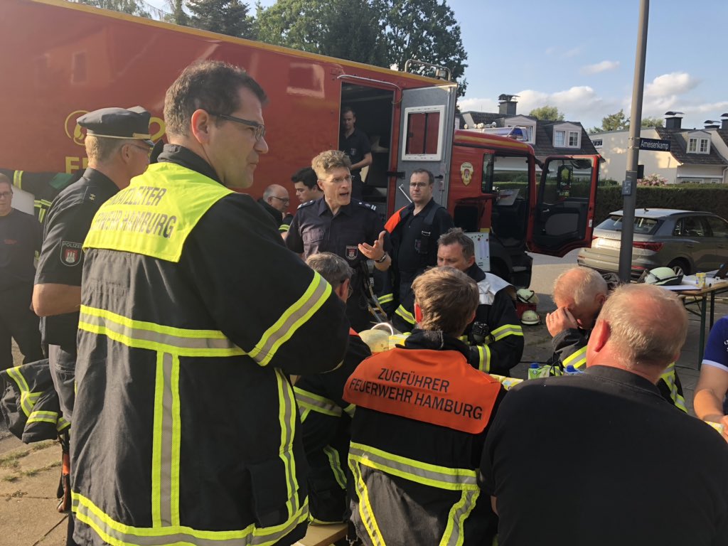 FeuerwehrHH's tweet photo. 🔴AKTUELL #FEU4Y #Hamburg #Eidelstedt
Aktuell Lagebesprechung der Einsatzleitung.
Stand jetzt:
➡️ 40 Menschen gerettet, niemand verletzt.
➡️ Brandausbreitung gestoppt.
➡️ Nach wie vor „Feuer 4“, da personalintensive Brandbekämpfung
#EinsatzfuerHamburg https://t.co/7IvRS8i9NW