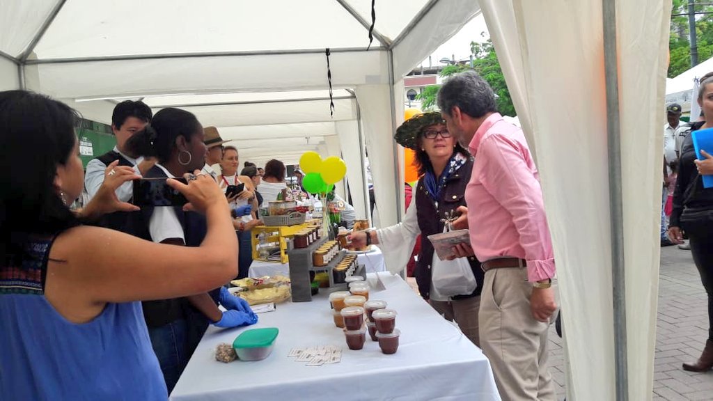 #MiesEnLaFrontera | Ministra <a href="/berecordero/">Berenice Cordero</a> junto a <a href="/dsprocel/">Daniel Suárez Prócel</a> Coor. Zonal 1 MIES visitan los diferentes stands de productos realizados por usuarios del Crédito de Desarrollo Humano en la Feria #NosotrasEmprendemos en Esmeraldas. @PlanTodaUnaVida <a href="/PaulGranda/">Paúl Granda 🇪🇨</a>