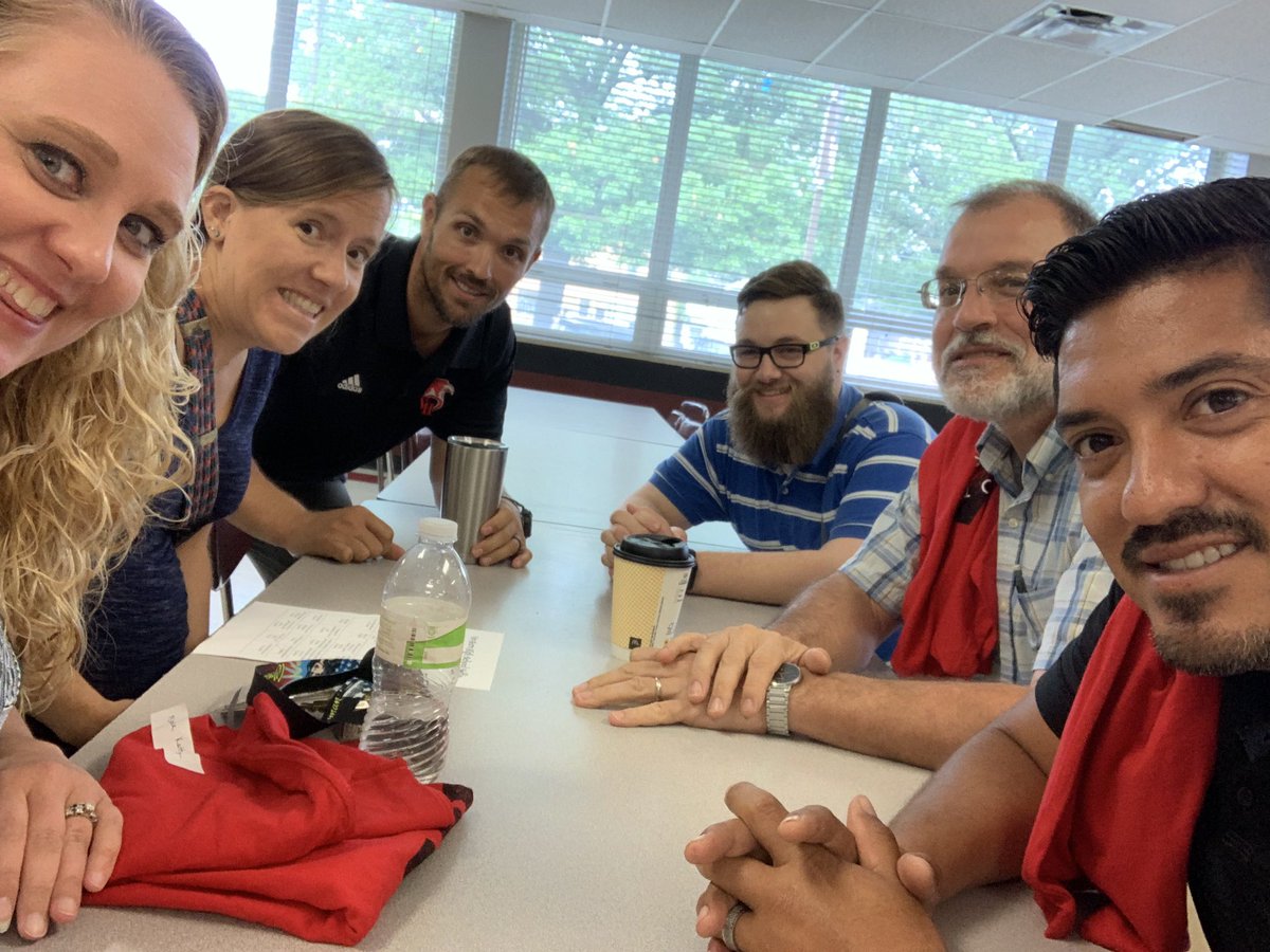 KHMessick's tweet image. Lunch table, library gateway,current student, w/ DR @Vanhorn_falcons #vhfalcons