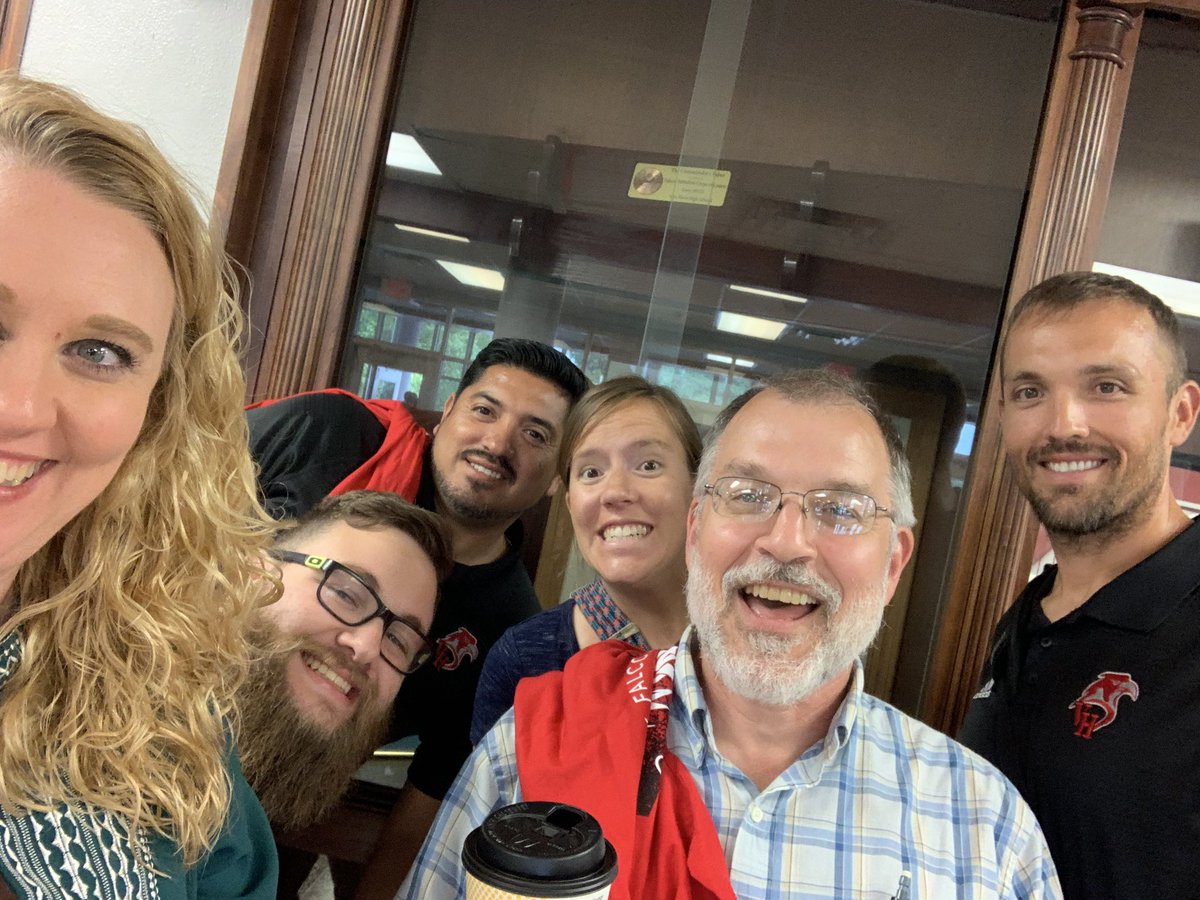 KHMessick's tweet image. Lunch table, library gateway,current student, w/ DR @Vanhorn_falcons #vhfalcons