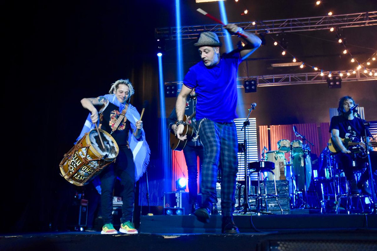 LADecadentes's tweet photo. 🤗 ¡Les dejamos unos recuerdos del show de Mendoza!

📷 Bajo el lente de @pablokaos
@fotoshowdigital

🇦🇷 Próximos recitales en Argentina (agosto):
-22 Jujuy. 
-23 Salta. 
-24 y 25 Tucumán. https://t.co/1l8NhkiPfh
