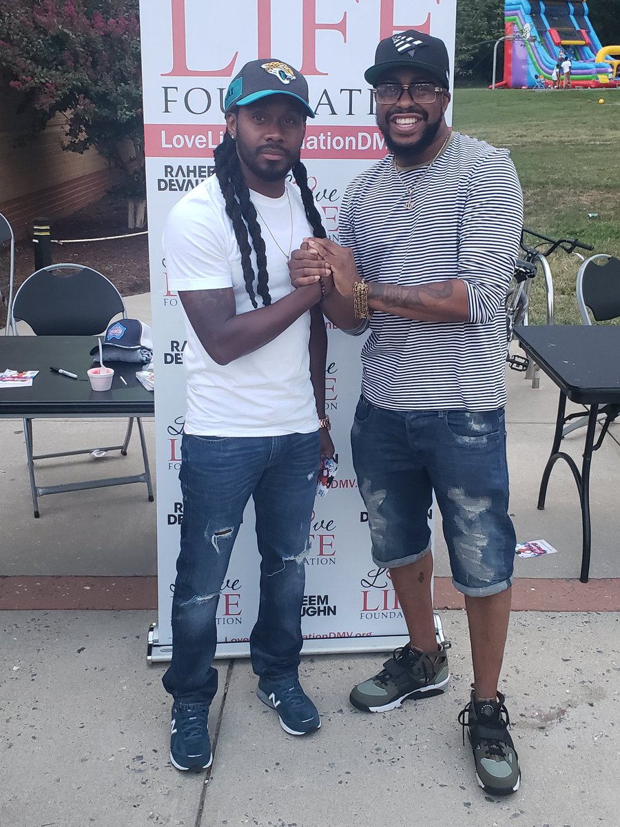MartiC_CL's tweet photo. Would love to see these two #DMV artist do work together! #GoodMusic #icared #thelovereunion
#ReesedaRealist #RaheemDevaughn
@ReeseDaRealist @Raheem_DeVaughn https://t.co/nf2gOpaW7z