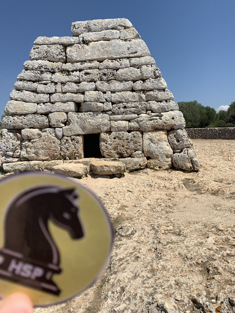 Naveta des Tudons #menorcatalayotica Monumento funerario colectivo con uso entre 1400 y 900 a.C. Se encontraron más de cien cuerpos en completo desorden. El yacimiento fue excavado y restaurado en las décadas de los 50 y 60 del siglo pasado. #historia