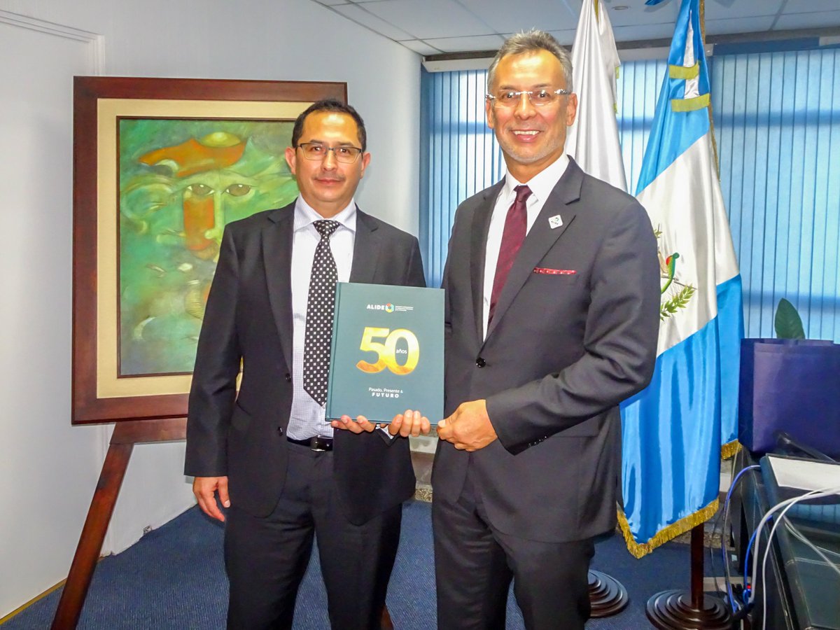 _ALIDE_'s tweet photo. .@EAlvarezALIDE, secretario general de #ALIDE y @jmontesinosll, jefe de Capacitación de la institución, se reunieron con el Lic. Hugo Leonel Cruz Monterroso, presidente del @BancoChn. https://t.co/hUyjHjs4iD