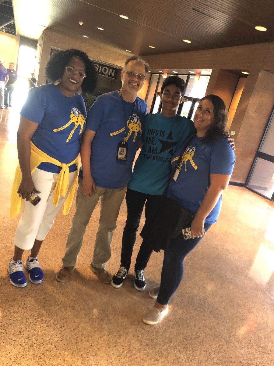 EHS_Knightswire's tweet photo. Convocation Words of Wisdom from only the best! EHS has THE best students! #FBISDConvocation19 https://t.co/dzpTp0i8mH