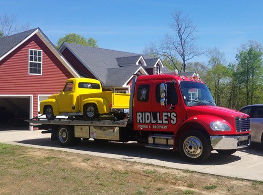 Riddle24hrTow's tweet photo. We’ve served our community’s towing needs for 13+ years at the industry’s most competitive prices. Whether you’re in an emergency situation or need to arrange special transportation for your vehicle, call Riddle’s for quality... https://t.co/Oo017qbxSc