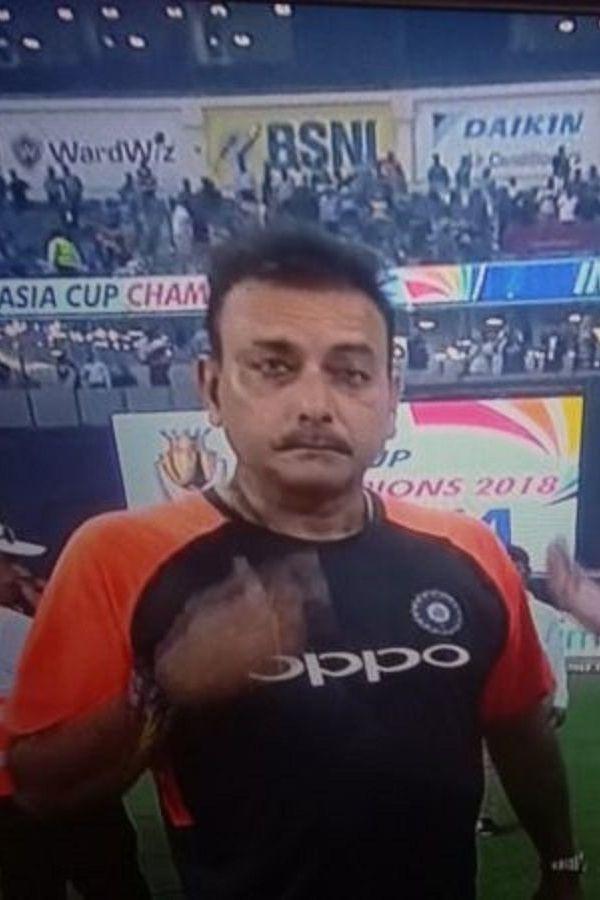SirYuzvendra's tweet photo. #INDvWI 

Reporter: So what did the umpires say after the inspection?

Ravi Shastri: Nothing... I had hidden all the bottles as soon I heard about the inspection

Reporter: Sir, we are talking about inspection of the wet outfield. https://t.co/Kgu428HKwi