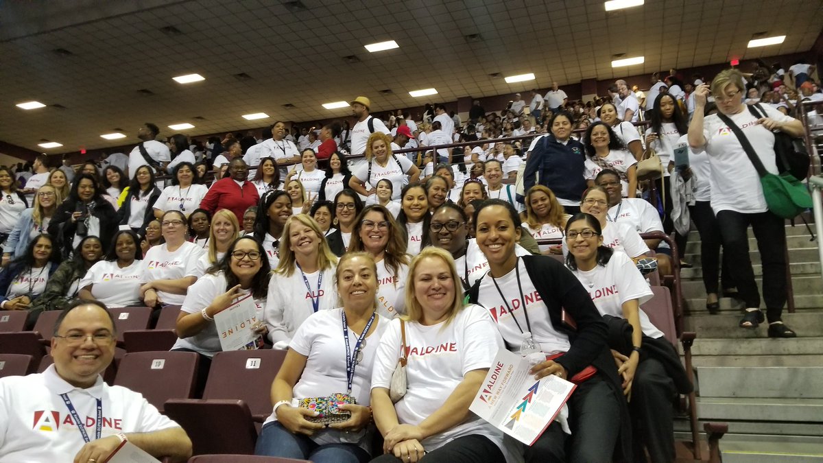 JuanToscanoG's tweet image. Finally a group picture at convocation😁 Love our @Keeble_AISD Team
#WeAreAldine #KeebleONEteam 
@DrA_Marshall @Jennifer_Dixon4