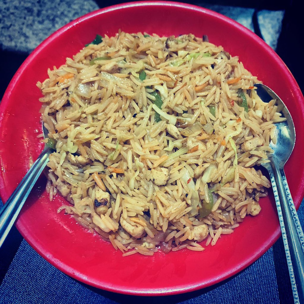 BuckLolCafe's tweet photo. How about some chicken fried rice with chicken Manchurian for dinner? Because Good food= Good Mood. #bucklolcafe #foodporn #foodgasm #foodphotography #foodstagram #foodislove #foodlovers #chinesefood #chicken #friedrice #manchurian https://t.co/Y3HMLJSG4Q