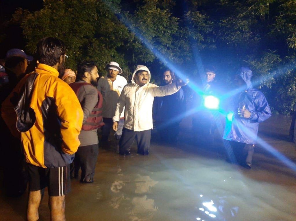 bhatmareatul's tweet photo. लोकांना मदत करण्यासाठी जमीनीवर यावं लागतं, नुसतं हवेत घिरट्या मारुन काय होत नाही. #Kolhapurfloods #HelpKolhapur https://t.co/m2RtMkLzl2