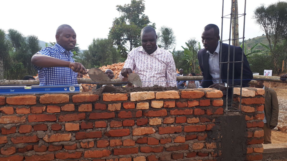 GakenkeDistrict's tweet photo. Umuyobozi w'Akarerewungirije ushinzwe Iterambere ry'Ubukungu  @aime_niyonsenga kandi yifatanyije n'abanyamuryango ba Koperative 'Abakundakawa Rushashi' mu gutangiza ku mugaragaro umushinga wo kubaka inyubako yakira abashyitsi (Guest House) izuzura itwaye miliyoni 150. @gatjmv https://t.co/TKsdobRRD8