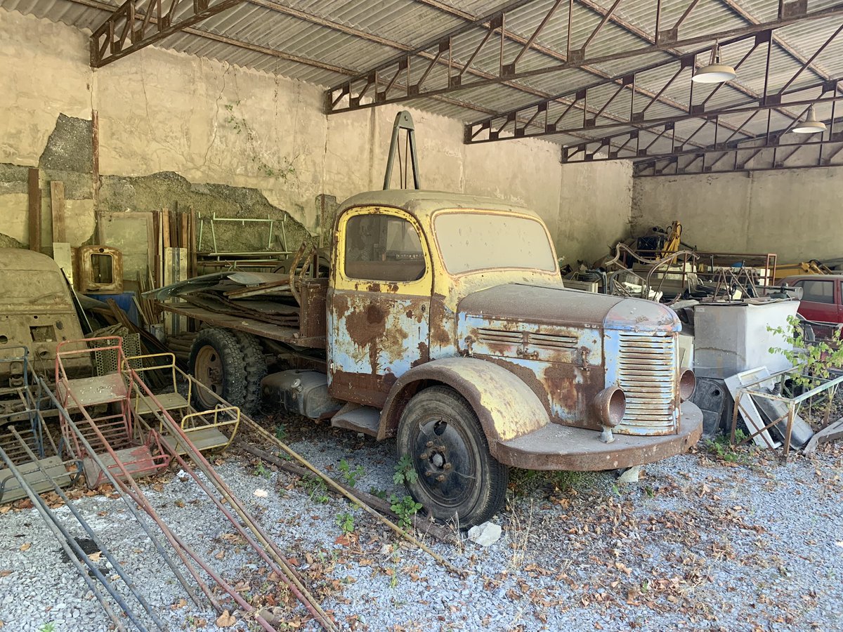 JVondel's tweet photo. @bnrautoshow @BNRpetrolheads @ Louman automuseum. Lekker op vakantie en dan staat, waarschijnlijk al heel erg lang, deze oude truck voor mn neus. Zonde om te laten staan. Mocht iemand opknappen als hobby hebben en ziet dat dit geen prul maar praal is.... #rt #opknapper https://t.co/Ki6TDbeLyY