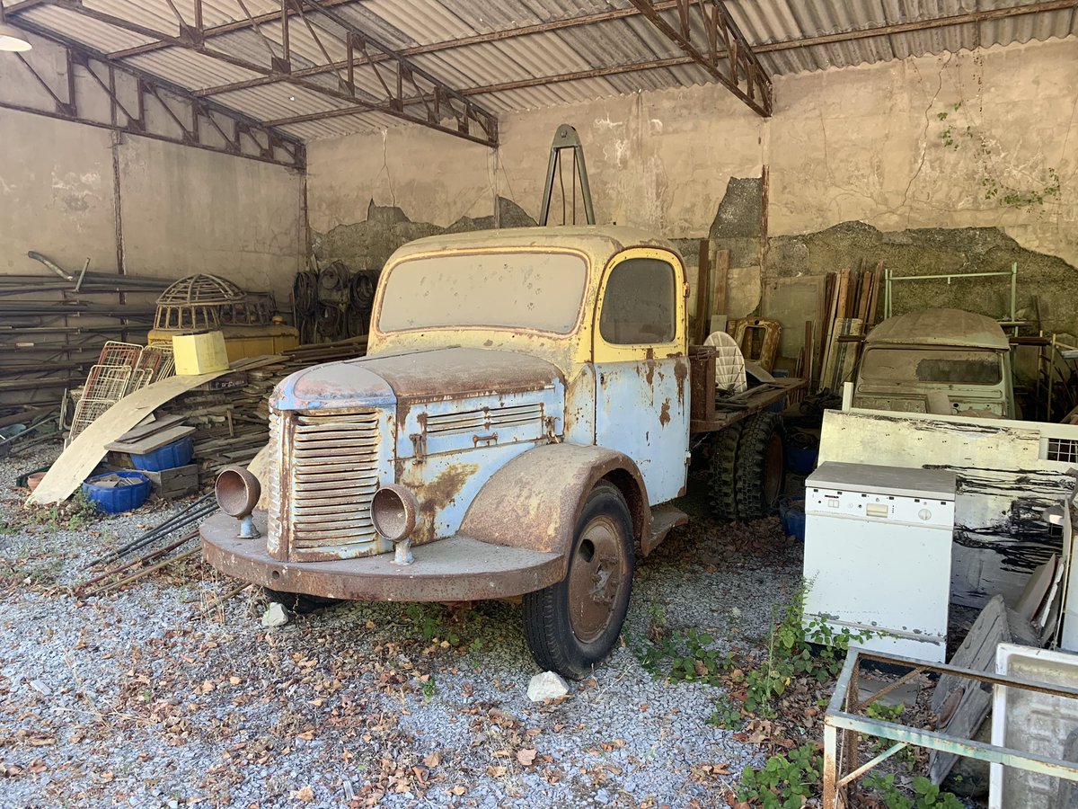 JVondel's tweet photo. @bnrautoshow @BNRpetrolheads @ Louman automuseum. Lekker op vakantie en dan staat, waarschijnlijk al heel erg lang, deze oude truck voor mn neus. Zonde om te laten staan. Mocht iemand opknappen als hobby hebben en ziet dat dit geen prul maar praal is.... #rt #opknapper https://t.co/Ki6TDbeLyY
