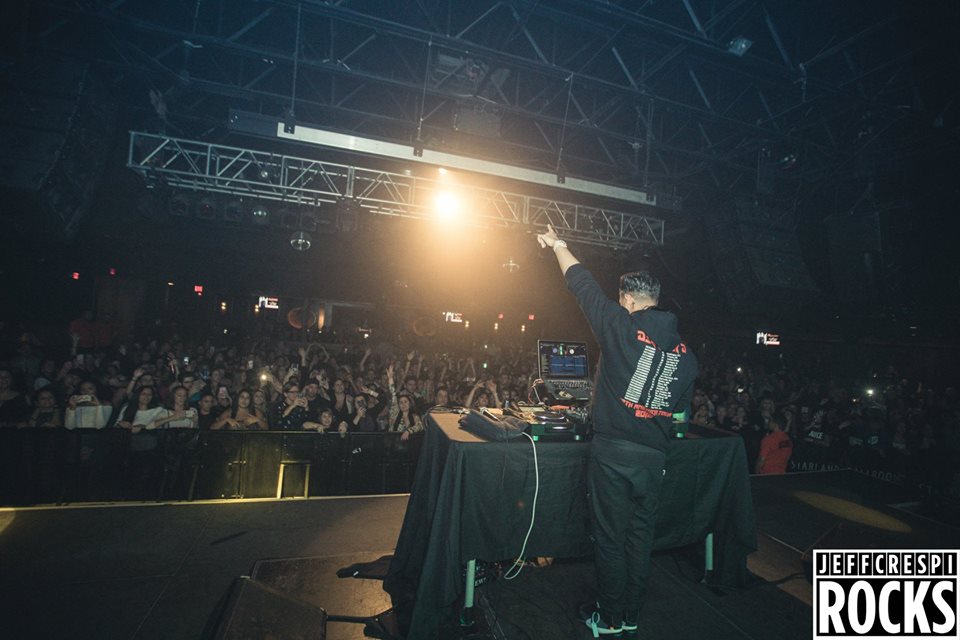 starlandNJ's tweet photo. The last time @DJPaulyD came through it got WILD! Don't forget the presale for his return here on 12/7 is happening through 10pm today. #ThrowbackThursday 📸 @jeffcrespiROCKS #yeahbuddy #cabshere https://t.co/45o8brt1KS