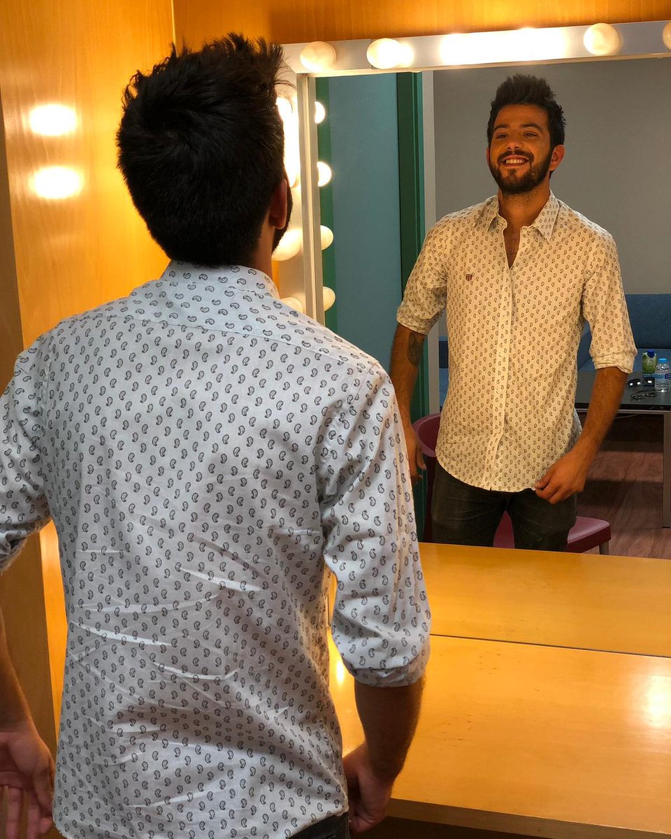 SalvaBeltran's tweet photo. Qué bonito mirarse al espejo, aceptarse, reconocerse, saborear la felicidad y al vaivén que te lleva el transcurso de una pasión que te convierte a ser quien eres, viva la luz que siempre va alumbrando y repartiendo tanta energía allá donde esté! ✨🖖❤️ Abrazo y #FelizJueves https://t.co/2M9rRNinvK