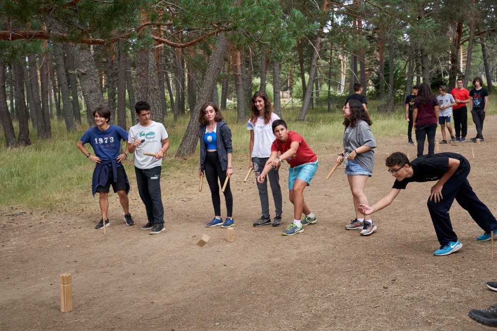 RockCampES's tweet photo. Mientras que la banda ganadora de la #MiddleJam se ponían manos a la obra para grabar su tema 🎤🎧, el resto hemos disfrutado de unos talleres y juegos tradicionales en el #RockCamp115 🎳🏉 https://t.co/CM1jTD1f5N