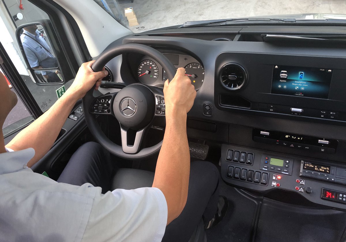 andorrabybus's tweet photo. ๐ฆ Estrenem un nou ๐ vehicle #Mercedes #sprinter519 #Spica @microbus-carbus, demร a les 5 hores, ja realitzarร la lรญnia dโ Andorra/Barcelona aeroport ๐๐
.
.
#Andbus #renovantflota #nonstop #ensagradaviatjar #AndbusClass https://t.co/HG4Pu1hjil