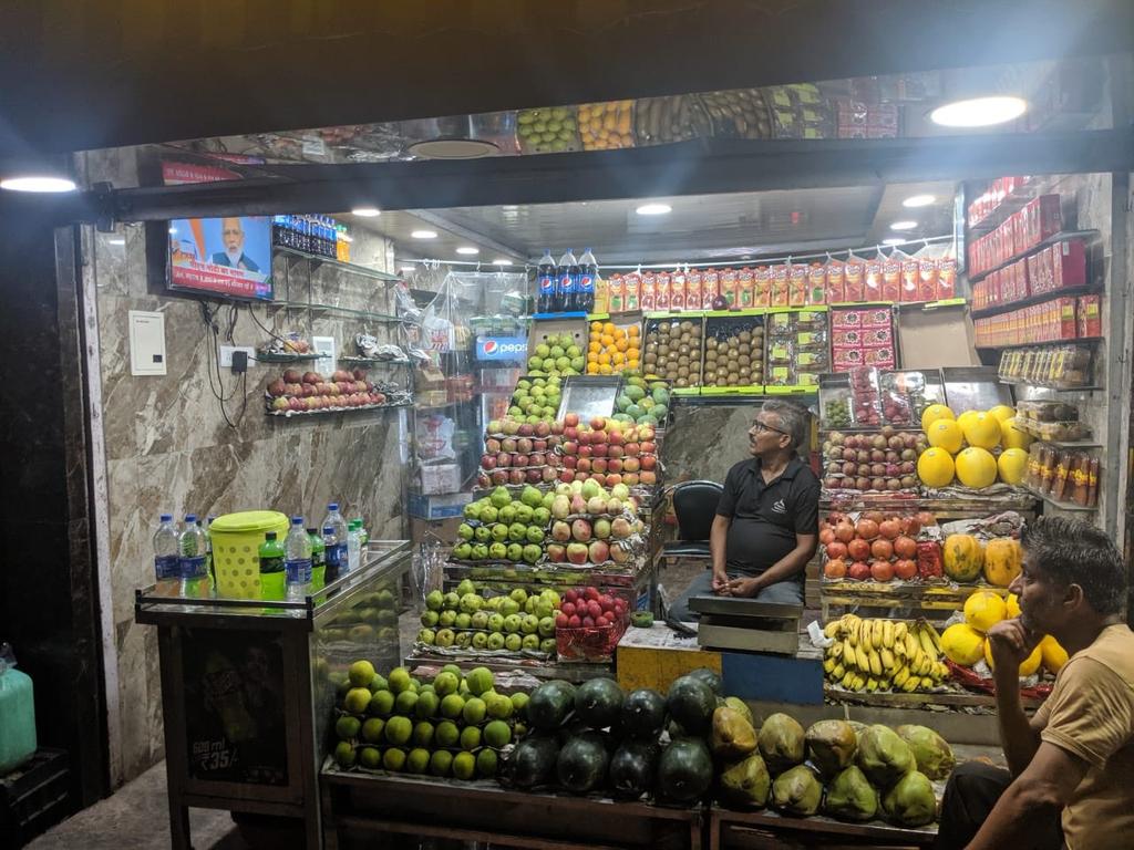 narendramodi177's tweet image. Shopkeepers In Jammu Watch PM ⁦Modi⁩‘s Address. #ModiNationalAddress #KashmirWithModi