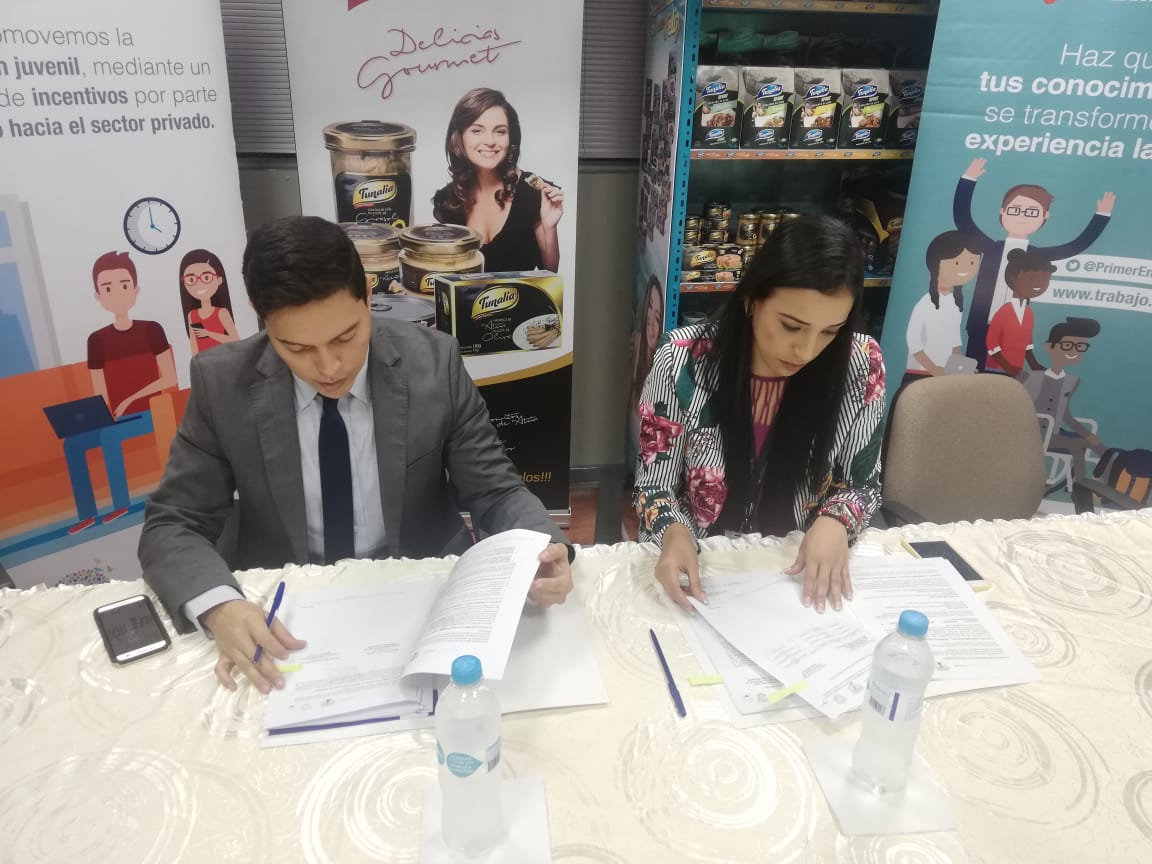 MinTrabajoEc's tweet photo. #MDTPortoviejo | En #Manta firmamos convenio de los proyectos #EmpleoJovenEC y @PrimerEmpleo_EC con la empresa #Tecopesca. Continuamos con nuestro compromiso de impulsar la contratación juvenil.
Directora Regional - @BelenBritoTera1
Ministro - @abgmadero https://t.co/hJB07nHpaP