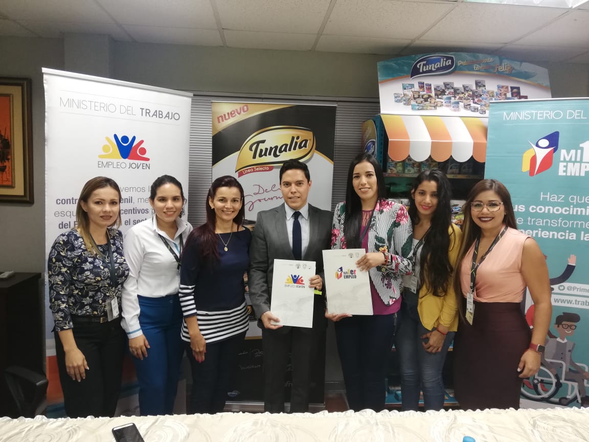 MinTrabajoEc's tweet photo. #MDTPortoviejo | En #Manta firmamos convenio de los proyectos #EmpleoJovenEC y @PrimerEmpleo_EC con la empresa #Tecopesca. Continuamos con nuestro compromiso de impulsar la contratación juvenil.
Directora Regional - @BelenBritoTera1
Ministro - @abgmadero https://t.co/hJB07nHpaP
