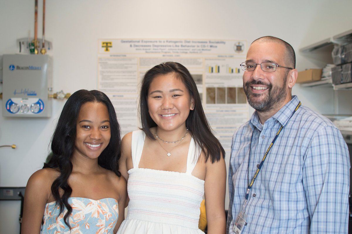 TrinityCollege's tweet image. Where did Gio find Bants on our #TrinColl campus this summer? 🌞

🔬 Researching in the lab @TrinityNeuro 
💻☕️ Working on community research projects at Peter B&apos;s (cc: @TrincollCHER/@trinitylibrary)
👟 Giving tours w/ #TrinColl Office of Admissions