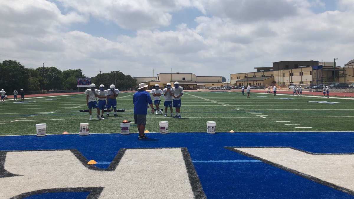 fb_ilb's tweet photo. Freshman Middle Linebackers getting some work in. These kids will be some BEASTS in 3 years. https://t.co/SXsbqwkXNA
