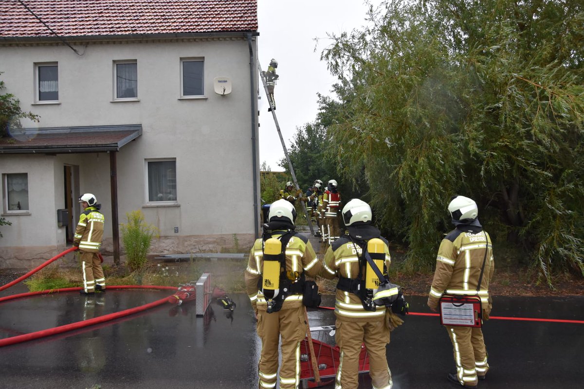 FF_Cossebaude's tweet photo. Gestern lud die #Feuerwehr #Mobschatz zu einer gemeinsamen Einsatzübung ein. Gemeinsam galt es einen Kellerbrand zu löschen sowie Personen über die Steckleiter zu retten. Die Auswertung folgte bei einem gemeinsamen Grillen. Wir danken für die Einladung und die gut geplante Übung. https://t.co/0UF3m05y1M