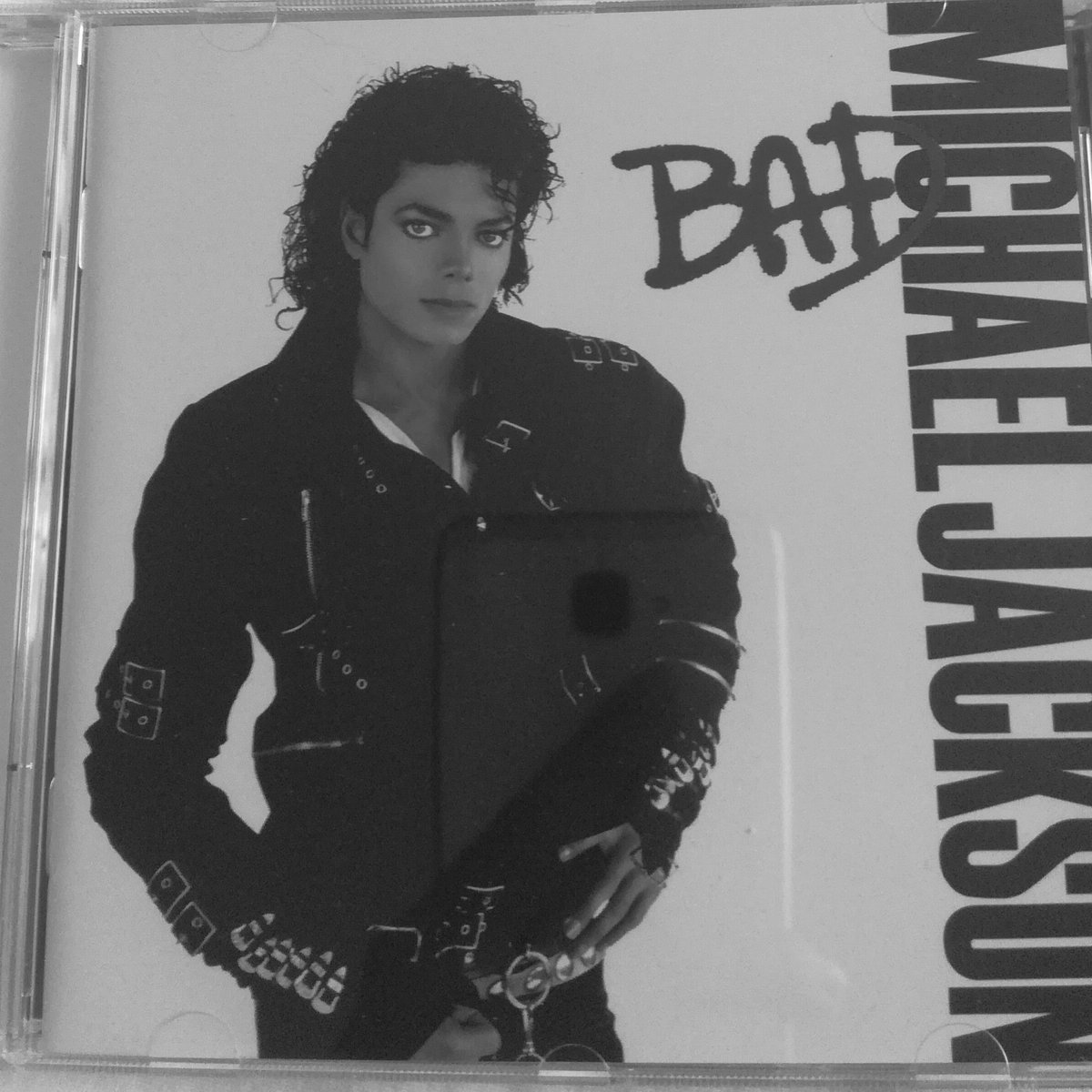 MargatManon's tweet photo. J'ai cherché pendant une heure mon album préféré de Michael Jackson qui est bad . 
Ce que je ferais pas pour Michael ❤❤ #badmj #michaeljackson #michaeljackson #thekingofpop #thekingofpop #bambie #kingofpop #lovesingle #lovemj #moonwalker @michaeljackson https://t.co/kLrhaq288E