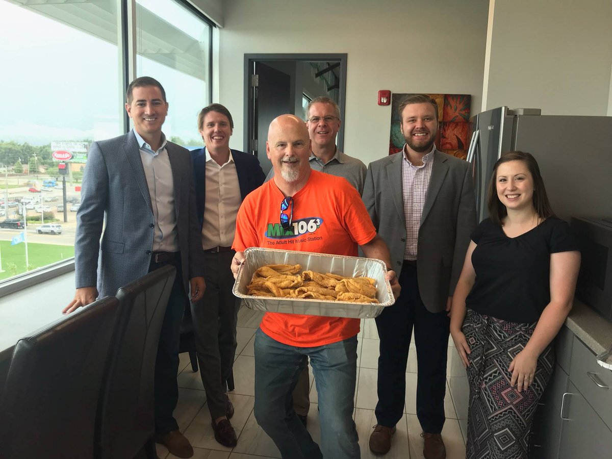 themix1063's tweet image. Northwestern Mutual this weeks Mix At Work Perk winner with lunch from Murdock's Catfish!  @murdockscatfish #MurdocksCatfish #Mix1063 #AtWorkPerk