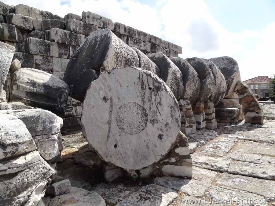 The Temple of Apollo in Didim 
  
Unlike Miletus or Priene, Didyma was not a city, but a place of worship dedicated to the god Apollo. The temple of Apollo, as an important oracle shrine, was only surpassed in its size by the Artemision in Ephesus and the Heraion in Ionia.